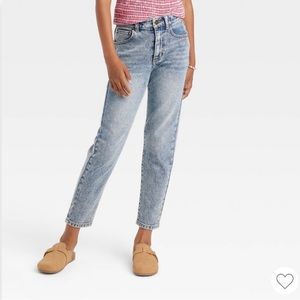 Girls' High-Rise Girlfriend Jeans - art class™
Medium Wash 10